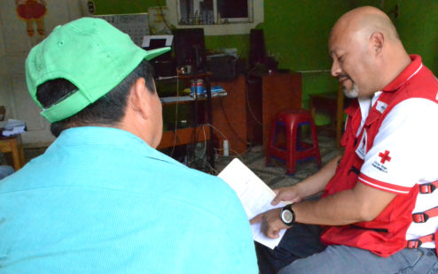 Personal de Cruz Roja Guatemalteca lee el mensaje de Marco a sus familiares
