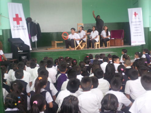 Voluntarios realizan obra de teatro