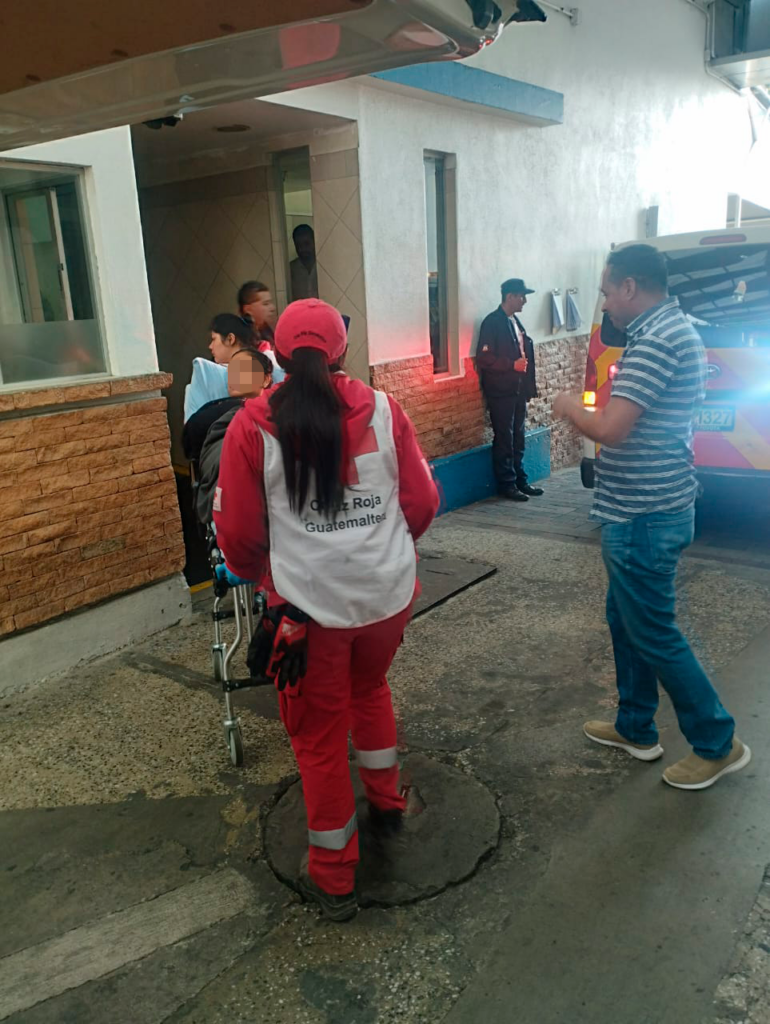 Socorristas de Cruz Roja Guatemalteca en conjunto con Bomberos Voluntarios trasladando a dos agentes del Sistema Penitenciario al IGSS zona 9 de Ciudad de Guatemala | Fotografía: Cruz Roja Guatemalteca