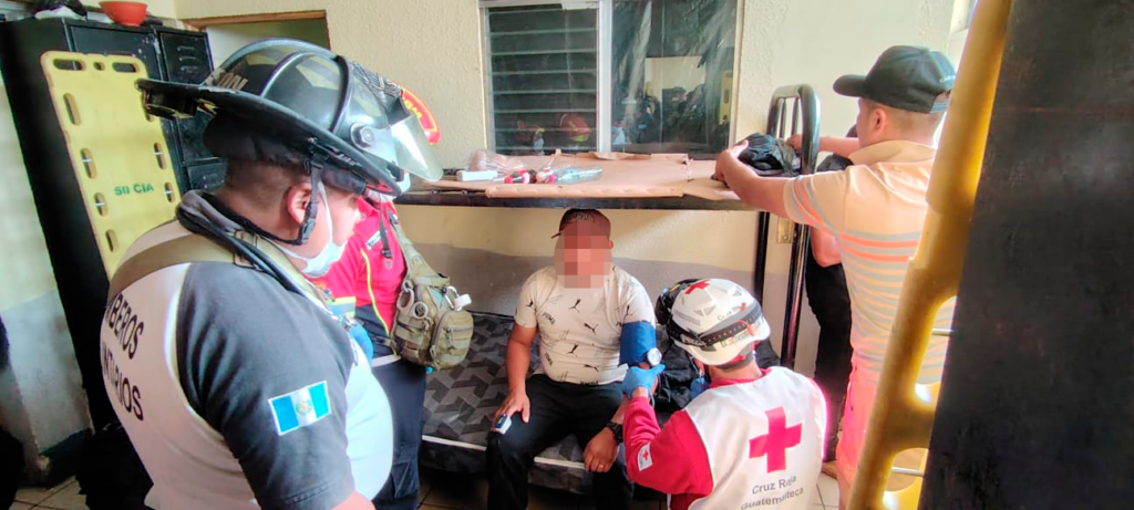 Socorristas de Cruz Roja Guatemalteca en conjunto con Bomberos Municipales y Bomberos Voluntarios bridando atención prehospitalaria a varios agentes del Sistema Penitenciario en el Centro de Detención Preventiva zona 18 de Ciudad de Guatemala. | Fotografía: Cortesía - Cruz Roja Guatemalteca