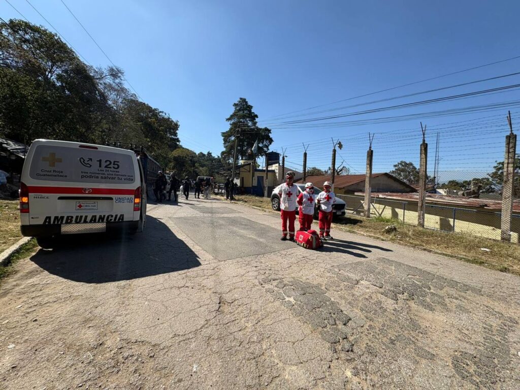Socorristas de Cruz Roja Guatemalteca en calidad de prevención en las afueras del Centro de Detención Preventiva zona 18 de Ciudad de Guatemala. | Fotografía: Cruz Roja Guatemalteca