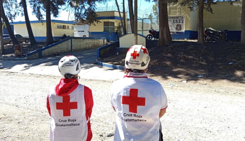 Socorristas de Cruz Roja Guatemalteca en calidad de prevención en las afueras del Centro de Detención para Hombres Fraijanes II. | Fotografía: Cruz Roja Guatemalteca